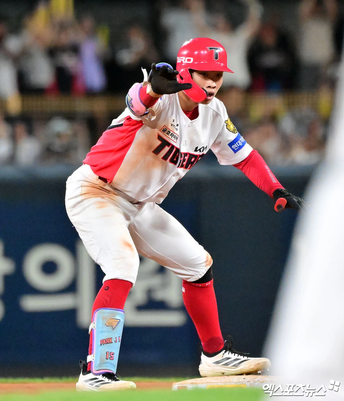 29일 오후 광주기아챔피언스필드에서 열린 '2026 신한 SOL Bank KBO리그' SSG 랜더스와 KIA 타이거즈의 경기, 10회말 KIA 박재현이 2루타를 날리고 있다. 광주, 김한준 기자