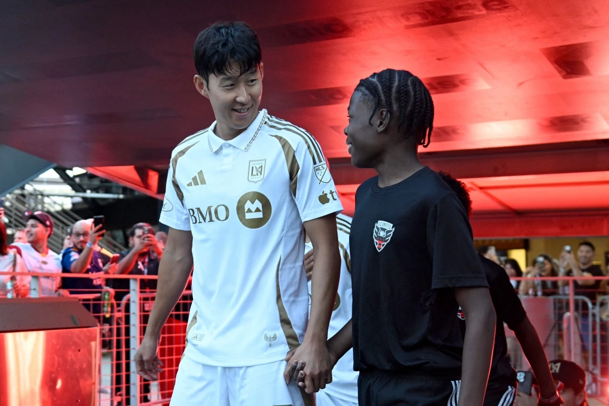 미국 메이저리그사커(MLS) LAFC에서 뛰는 손흥민이 공식전 7경기 골 침묵에 빠진 가운데 팀의 무승도 이어졌다. 손흥민은 30일 미국 워싱턴DC의 아우디 필드에서 열린 DC유나이티드와의 2026 MLS 23라운드 원정 경기에 선발 출전해 풀타임을 소화했다. 이번 시즌 MLS에서 4골, 북중미카리브축구연맹(CONCACAF) 챔피언스컵의 2골을 합해 공식전 6골을 기록 중인 손흥민은 이날 공격 포인트를 기록하지 못했다. 손흥민의 침묵 속에 LAFC는 0-0으로 비겨 리그 5경기 무승(3무 2패)에 빠졌다. 연합뉴스