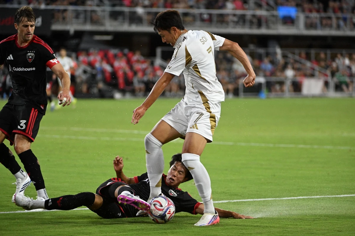 미국 메이저리그사커(MLS) LAFC에서 뛰는 손흥민이 공식전 7경기 골 침묵에 빠진 가운데 팀의 무승도 이어졌다. 손흥민은 30일 미국 워싱턴DC의 아우디 필드에서 열린 DC유나이티드와의 2026 MLS 23라운드 원정 경기에 선발 출전해 풀타임을 소화했다. 이번 시즌 MLS에서 4골, 북중미카리브축구연맹(CONCACAF) 챔피언스컵의 2골을 합해 공식전 6골을 기록 중인 손흥민은 이날 공격 포인트를 기록하지 못했다. 손흥민의 침묵 속에 LAFC는 0-0으로 비겨 리그 5경기 무승(3무 2패)에 빠졌다. 연합뉴스