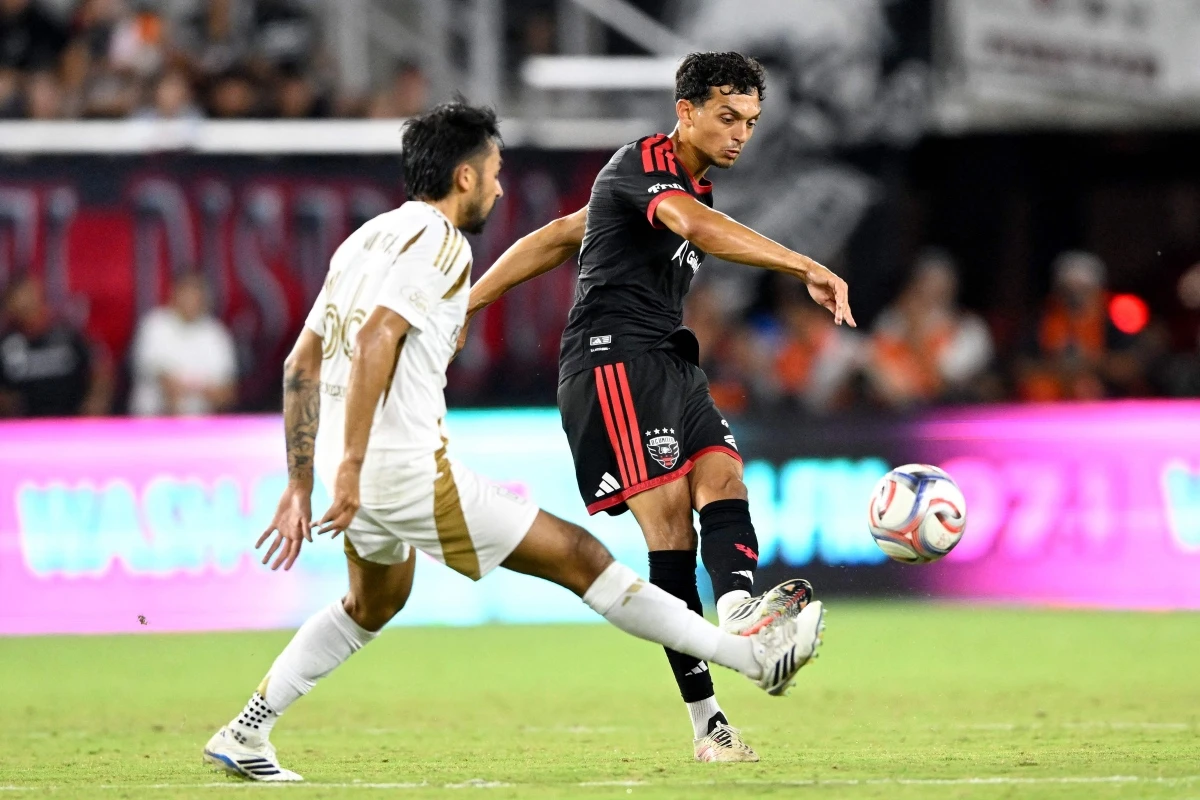 미국 메이저리그사커(MLS) LAFC에서 뛰는 손흥민이 공식전 7경기 골 침묵에 빠진 가운데 팀의 무승도 이어졌다. 손흥민은 30일 미국 워싱턴DC의 아우디 필드에서 열린 DC유나이티드와의 2026 MLS 23라운드 원정 경기에 선발 출전해 풀타임을 소화했다. 이번 시즌 MLS에서 4골, 북중미카리브축구연맹(CONCACAF) 챔피언스컵의 2골을 합해 공식전 6골을 기록 중인 손흥민은 이날 공격 포인트를 기록하지 못했다. 손흥민의 침묵 속에 LAFC는 0-0으로 비겨 리그 5경기 무승(3무 2패)에 빠졌다. 연합뉴스
