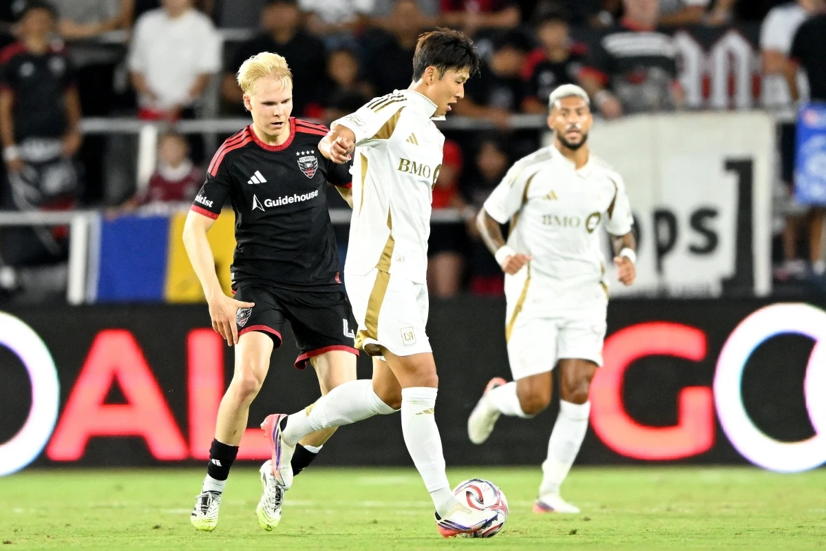 미국 메이저리그사커(MLS) LAFC에서 뛰는 손흥민이 공식전 7경기 골 침묵에 빠진 가운데 팀의 무승도 이어졌다. 손흥민은 30일 미국 워싱턴DC의 아우디 필드에서 열린 DC유나이티드와의 2026 MLS 23라운드 원정 경기에 선발 출전해 풀타임을 소화했다. 이번 시즌 MLS에서 4골, 북중미카리브축구연맹(CONCACAF) 챔피언스컵의 2골을 합해 공식전 6골을 기록 중인 손흥민은 이날 공격 포인트를 기록하지 못했다. 손흥민의 침묵 속에 LAFC는 0-0으로 비겨 리그 5경기 무승(3무 2패)에 빠졌다. 연합뉴스