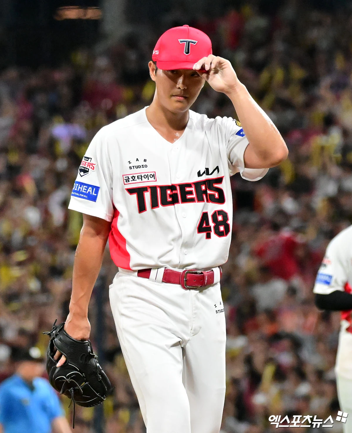 29일 오후 광주기아챔피언스필드에서 열린 '2026 신한 SOL Bank KBO리그' SSG 랜더스와 KIA 타이거즈의 경기, 9회초 수비를 마친 KIA 이의리가 더그아웃으로 향하고 있다. 광주, 김한준 기자