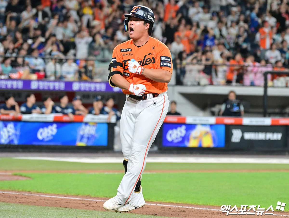 한화 이글스 강백호가 30일 대전 한화생명 볼파크에서 열린 2026 신한 SOL KBO리그 NC 다이노스와의 팀 간 12차전에서 5회말 역전 2점 홈런을 기록한 뒤 포효하고 있다. 사진 김한준 기자
