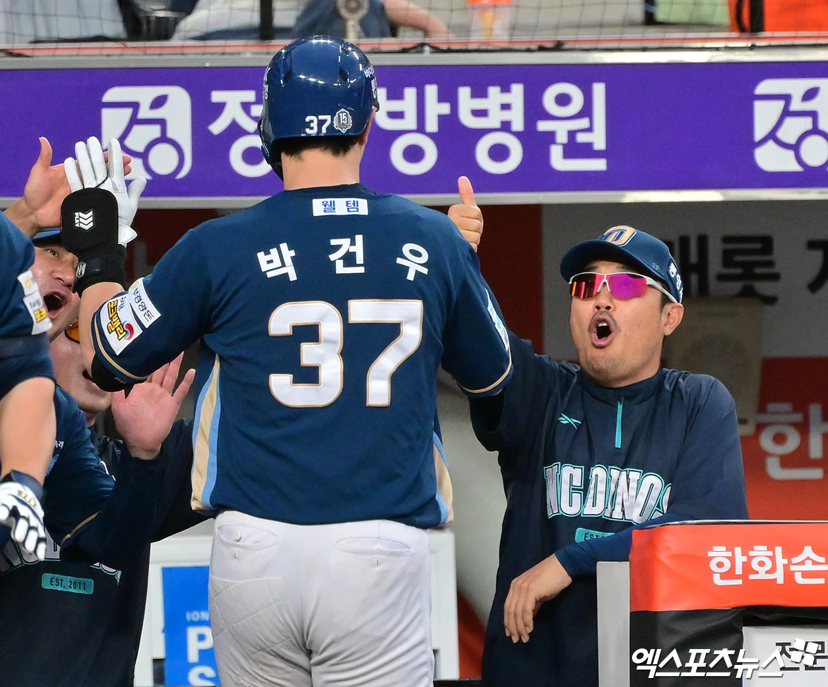 이호준(오른쪽) NC 다이노스 감독이 30일 대전 한화생명 볼파크에서 열린 2026 신한 SOL KBO리그 한화 이글스와의 팀 간 12차전에서 3회초 솔로 홈런을 기록한 박건우를 축하하고 있다. 사진 김한준 기자