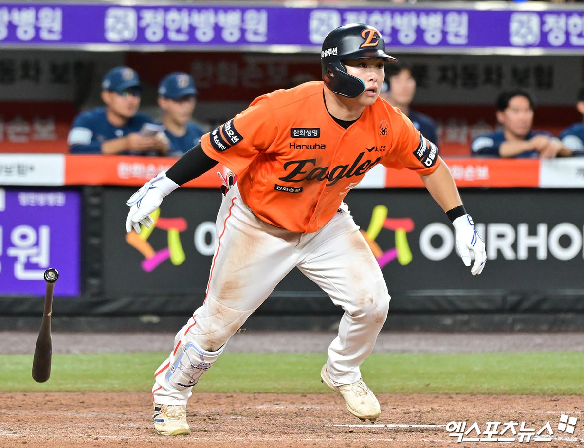 한화 이글스 외야수 문현빈이 30일 대전 한화생명 볼파크에서 열린 2026 신한 SOL KBO리그 NC 다이노스와의 팀 간 12차전에서 5회말 1타점 2루타를 기록했다. 사진 김한준 기자