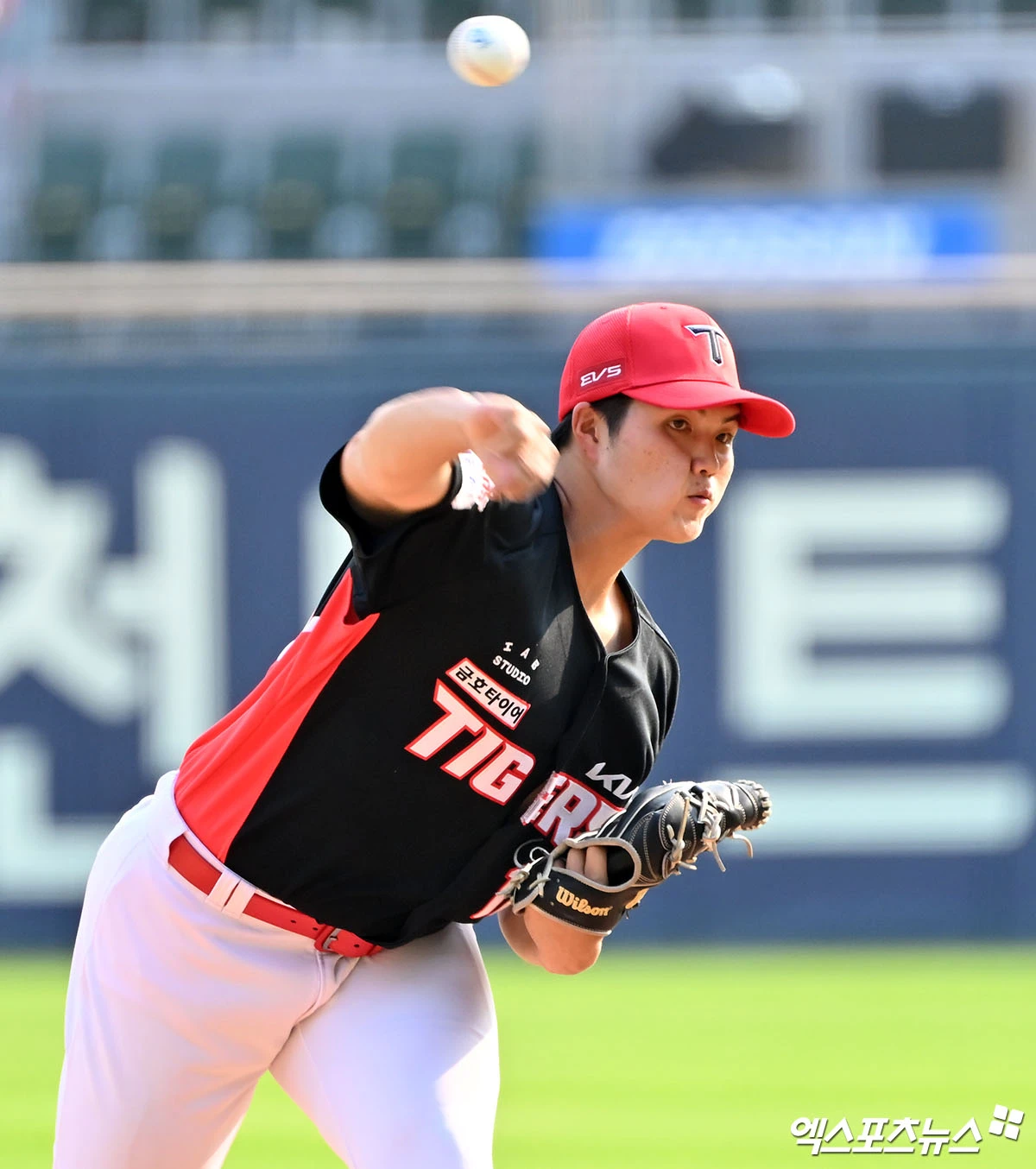 28일 오후 서울 송파구 잠실야구장에서 열린 '2026 신한 SOL Bank KBO리그' KIA 타이거즈와 두산 베어스의 경기, 1회말 KIA 선발투수 김태형이 공을 힘차게 던지고 있다. 엑스포츠뉴스 DB