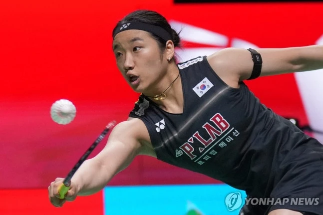 여자단식 세계랭킹 1위 안세영(삼성생명)은 1일(한국시간) 중국 선전에서 열린 2026 세계배드민턴연맹(BWF) 월드투어 중국 마스터즈(슈퍼 750) 여자단식 1회전(32강)에서 대만의 린샹티(세계 17위)를 33분 만에 게임스코어 2-0(21-11 21-3)으로 제압했다. 대진표상 앞에 중국과 일본의 강자들이 줄줄이 기다리고 있는 가운데 안세영은 이번 중국 마스터즈에서 대회 3연패 달성에 도전한다. 연합뉴스
