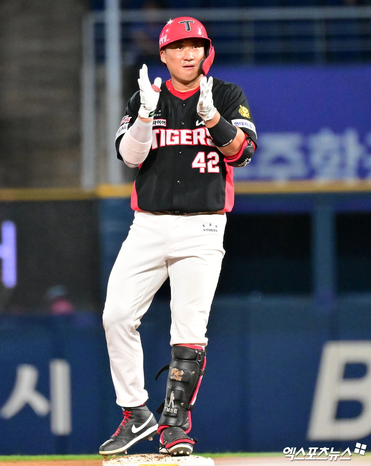 1일 오후 경상남도 창원NC파크에서 열린 ‘2026 신한은행 SOL KBO리그' KIA 타이거즈와 NC 다이노스의 경기, 4회초 2사 2루 KIA 김태군이 1타점 2루타를 날리고 있다. 창원, 김한준 기자