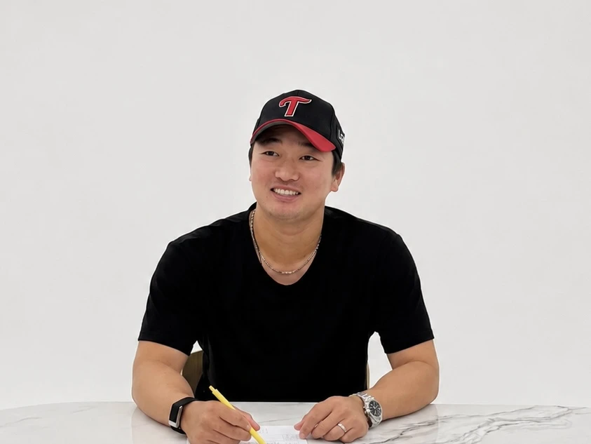 LG 트윈스가 2일 오전 고우석과 계약기간 1년, 연봉 5억원에 계약을 완료했다고 발표했다. 고우석은 2026시즌 잔여 3개월치에 해당하는 1억 5000만원을 받게 된다. 고우석은 지난 2024년 미국 메이저리그에 진출한 뒤 샌디에이고, 마이애미, 디트로이트, 미네소타의 마이너리그 팀에서 공을 뿌렸다. 미네소타에선 메이저리그 데뷔전도 치렀다. 사진 LG 트윈스