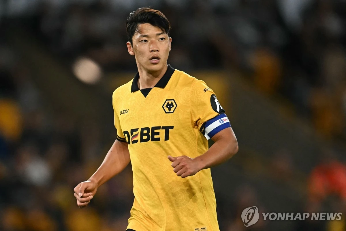 황희찬이 잉글랜드 2부로 강등된 울버햄프턴 원더러스를 떠나 독일 분데스리가(1부) 샬케04로 임대 이적했다. 황희찬은 샬케에서의 활약에 따라 내년 완전이적할 수도 있게 됐다. 황희찬 두고 프리미어리그 다른 팀 이적 가능성도 불거졌으나 이뤄지지 않았다. 울버햄프턴