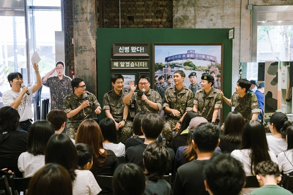 '신병4' 주연 배우들이 팬들과 팬밋업을 진행하고 있다
