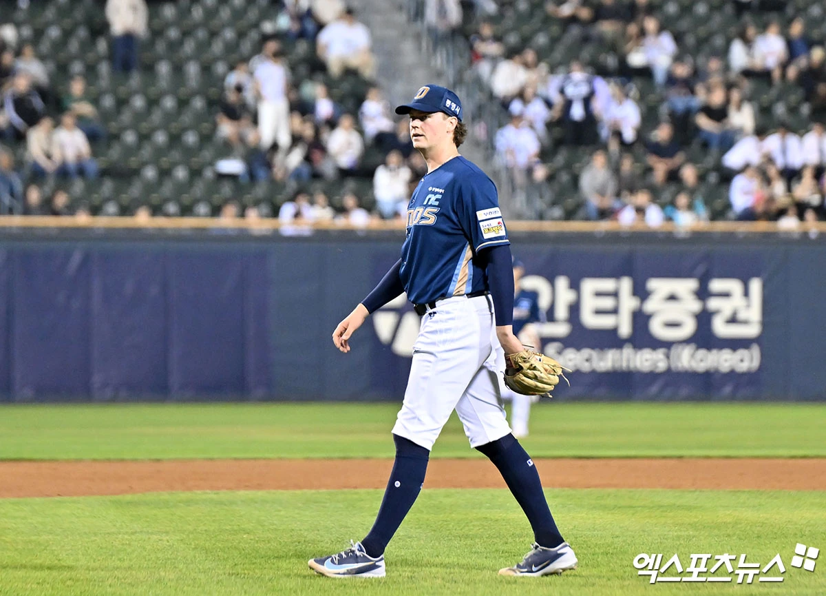 19일 오후 서울 송파구 잠실야구장에서 열린 '2026 신한 SOL Bank KBO리그' NC 다이노스와 두산 베어스의 경기, 5회말 수비를 마친 NC 테일러가 더그아웃으로 향하고 있다. 엑스포츠뉴스 DB