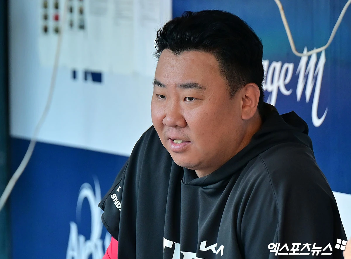 2일 오후 경상남도 창원NC파크에서 열리는 ‘2026 신한은행 SOL KBO리그' KIA 타이거즈와 NC 다이노스의 경기, KIA 이범호 감독이 선수들의 훈련을 지켜보고 있다. 창원, 김한준 기자