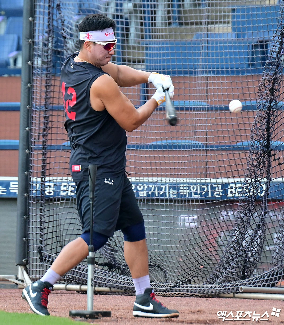 2일 오후 경상남도 창원NC파크에서 열리는 ‘2026 신한은행 SOL KBO리그' KIA 타이거즈와 NC 다이노스의 경기, KIA 김태군이 훈련에 임하고 있다. 창원, 김한준 기자