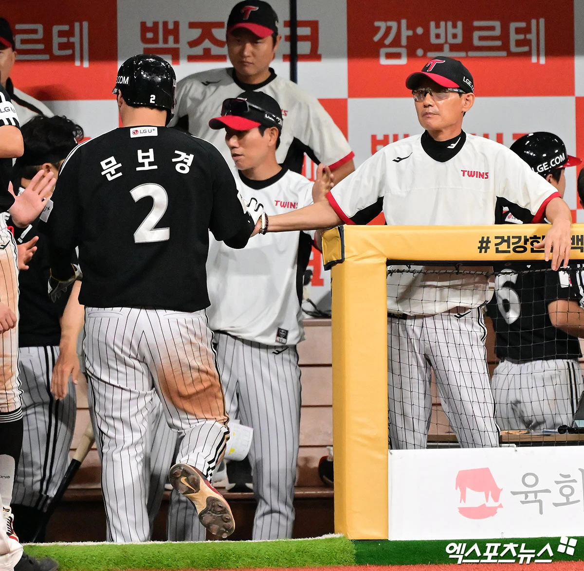 염경엽 감독이 이끄는 LG 트윈스가 2일 서울 잠실야구장에서 열린 2026 신한 SOL KBO리그 두산과의 팀 간 13차전에서 5-1로 이겼다. 지난 1일 3-1 역전승에 이어 연승과 함께 주중 3연전 위닝 시리즈를 확보했다. 단독 3위 자리도 굳게 지켜냈다. 5위 두산과의 승차는 4게임으로 벌어졌다. 사진 엑스포츠뉴스 DB
