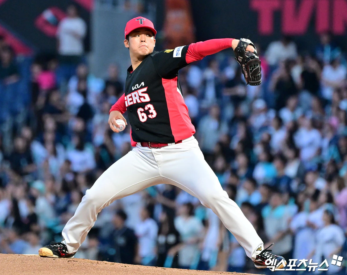 2일 오후 경상남도 창원NC파크에서 열린 ‘2026 신한은행 SOL KBO리그' KIA 타이거즈와 NC 다이노스의 경기, 1회말 KIA 선발투수 시라카와가 공을 힘차게 던지고 있다. 창원, 김한준 기자