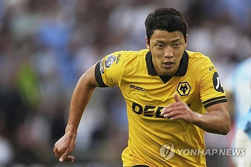 여름 이적시장 막판 결정된 황희찬의 샬케04 임대는 생각보다 더 극적이었다. 샬케는 이적시장이 마감되기 불과 35초 전 황희찬의 계약 서류를 독일 분데스리가 사무국에 제출한 것으로 알려졌다. 전산에 조금이라도 오류가 있었다면 황희찬은 샬케 선수로 등록되지 못할 수도 있었던 셈이다. 사진 연합뉴스