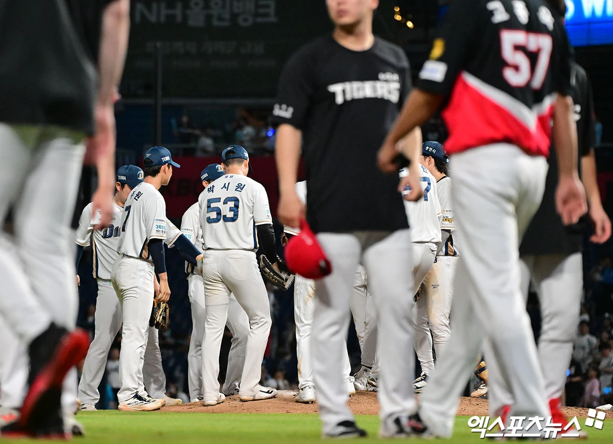 1일 오후 경상남도 창원NC파크에서 열린 ‘2026 신한은행 SOL KBO리그' KIA 타이거즈와 NC 다이노스의 경기, NC가 블레인의 만루 홈런에 힘입어 KIA에 7:2 승리를 거뒀다. 이날 경기에서 승리한 NC 선수들이 기뻐하고 있다. 창원, 김한준 기자