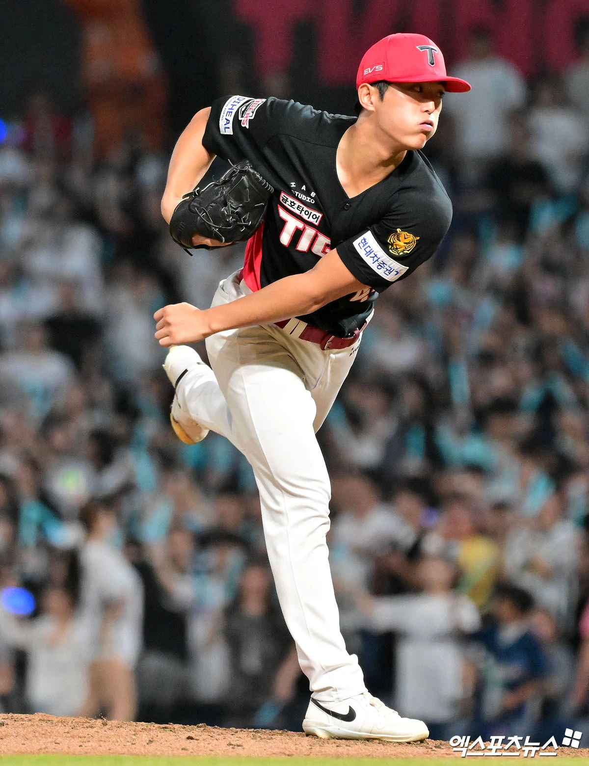 2일 오후 경상남도 창원NC파크에서 열린 ‘2026 신한은행 SOL KBO리그' KIA 타이거즈와 NC 다이노스의 경기, 9회말 KIA 이의리가 공을 힘차게 던지고 있다. 창원, 김한준 기자