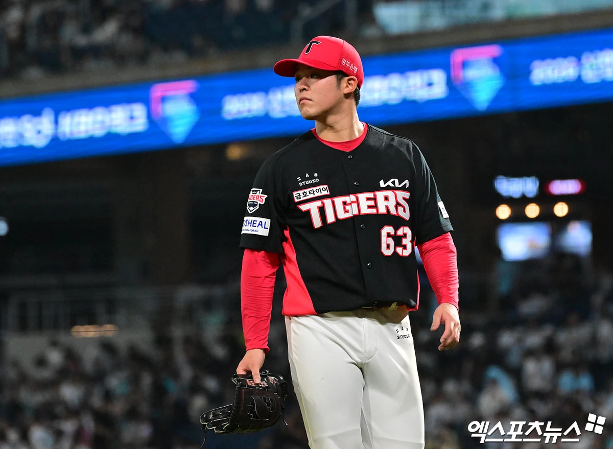 2일 오후 경상남도 창원NC파크에서 열린 ‘2026 신한은행 SOL KBO리그' KIA 타이거즈와 NC 다이노스의 경기, 6회말 수비를 마친 KIA 시라카와가 더그아웃으로 향하고 있다. 창원, 김한준 기자