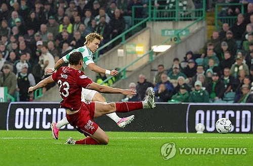 2026 아이치·나고야 아시안게임 남자축구대표팀의 와일드카드 양현준이 소속팀 셀틱에서 시즌 첫 골을 터뜨리며 절정의 컨디션을 과시했다. 양현준은 3일(한국시간) 영국 글래스고 셀틱 파크에서 열린 애버딘과의 2026-2027시즌 스코티시 프리미어십 5라운드 홈 경기에서 왼쪽 측면 공격수로 선발 출전해 3-0 완승을 이끄는 쐐기골을 터뜨렸다. 현재까지 양현준의 활약만 놓고 보면 이민성 감독의 선택은 기대감을 키우고 있다. 연합뉴스