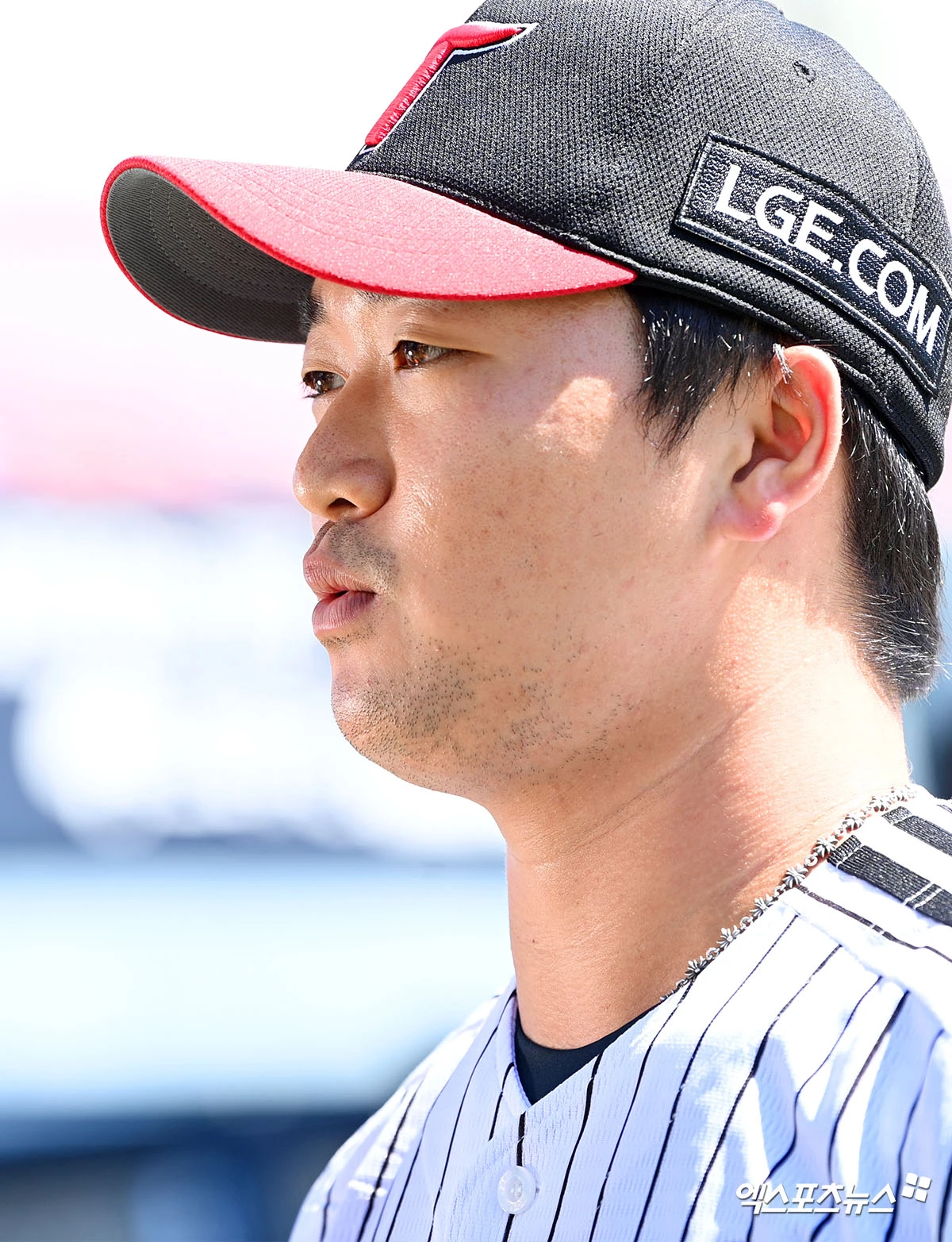 미국 생활을 청산하고 친정팀인 KBO리그 LG 트윈스로 복귀한 투수 고우석이 3일 서울 송파구 잠실야구장에서 취재진과 인터뷰를 하고 있다. 고우석은 지난달 말 미네소타 트윈스에서 방출대기 조치를 받은 뒤 트리플A 소속팀으로의 이관을 거부하고 FA 신분을 선택했다. 이후 LG와 올해 잔여시즌 1억5000만원에 계약헸다. 잠실, 고아라 기자