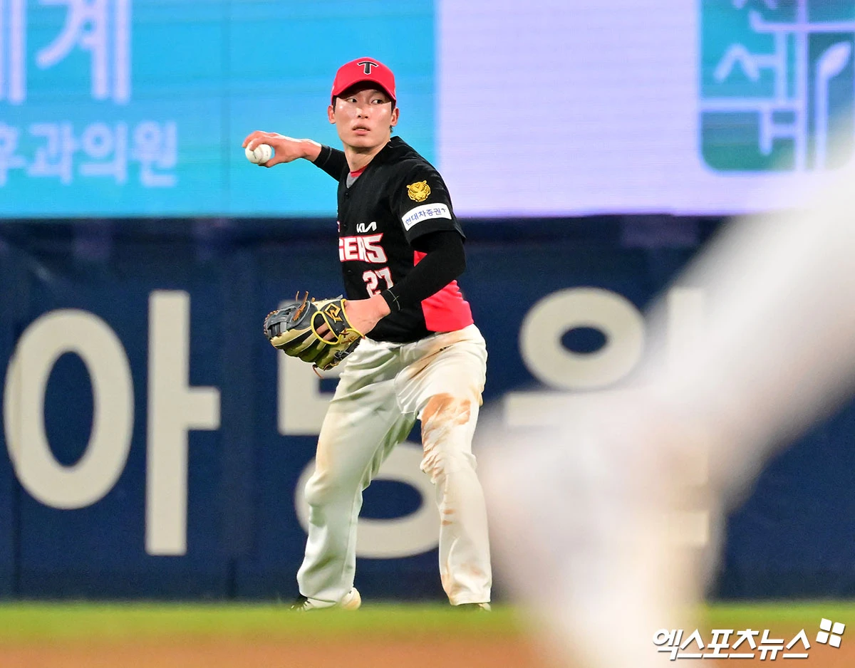 2일 오후 경상남도 창원NC파크에서 열린 ‘2026 신한은행 SOL KBO리그' KIA 타이거즈와 NC 다이노스의 경기, 9회말 KIA 김호령이 타구를 놓치고 있다. 창원, 김한준 기자