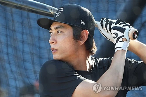 메이저리그 샌프란시스코 자이언츠의 이정후가 대타로 출전해 4경기 만에 안타를 쳤다. 이정후는 4일 미국 펜실베이니아주 피츠버그 PNC 파크에서 열린 피츠버그와의 원정 경기에서 2타수 1안타 1타점을 기록했다. 이정후의 시즌 타율은 전날 0.282에서 0.283으로 조금 올랐고, 타점은 51개가 됐다. 최근 타격감이 가라앉은 이정후는 선발 명단에서 제외된 뒤 경기 후반 대타로 나섰다. 팀이 0-4로 끌려가던 7회초 무사 1, 2루에서 포수 앤드루 키즈너 대신 타석에 들어선 뒤 크리스티안 커티스의 초구 직구를 받아쳐 1타점 2루타를 만들었다. 연합뉴스