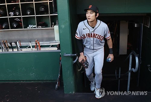 메이저리그 샌프란시스코 자이언츠의 이정후가 대타로 출전해 4경기 만에 안타를 쳤다. 이정후는 4일 미국 펜실베이니아주 피츠버그 PNC 파크에서 열린 피츠버그와의 원정 경기에서 2타수 1안타 1타점을 기록했다. 이정후의 시즌 타율은 전날 0.282에서 0.283으로 조금 올랐고, 타점은 51개가 됐다. 최근 타격감이 가라앉은 이정후는 선발 명단에서 제외된 뒤 경기 후반 대타로 나섰다. 팀이 0-4로 끌려가던 7회초 무사 1, 2루에서 포수 앤드루 키즈너 대신 타석에 들어선 뒤 크리스티안 커티스의 초구 직구를 받아쳐 1타점 2루타를 만들었다. 연합뉴스
