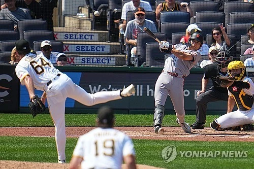 메이저리그 샌프란시스코 자이언츠의 이정후가 대타로 출전해 4경기 만에 안타를 쳤다. 이정후는 4일 미국 펜실베이니아주 피츠버그 PNC 파크에서 열린 피츠버그와의 원정 경기에서 2타수 1안타 1타점을 기록했다. 이정후의 시즌 타율은 전날 0.282에서 0.283으로 조금 올랐고, 타점은 51개가 됐다. 최근 타격감이 가라앉은 이정후는 선발 명단에서 제외된 뒤 경기 후반 대타로 나섰다. 팀이 0-4로 끌려가던 7회초 무사 1, 2루에서 포수 앤드루 키즈너 대신 타석에 들어선 뒤 크리스티안 커티스의 초구 직구를 받아쳐 1타점 2루타를 만들었다. 연합뉴스