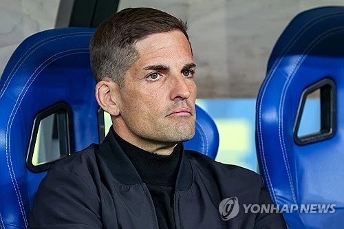 대한민국 축구대표팀 임시감독으로 뽑혀 6경기를 지휘하게 된 로베르트 모레노 감독이 한국 축구를 위해 일하겠다며 진정성을 강조했다. 모레노 감독은 4일(한국시간) 자신의 개인 홈페이지를 통해 대한민국 축구대표팀 사령탑 맡게 된 소감을 짧게 전했다. 앞서 대한축구협회는 지난 1일 충남 천안 코리아풋볼파크에서 2026년도 제7차 이사회를 개최한 뒤 공석인 남자 A대표팀 사령탑으로 모레노 감독을 선임하기로 하고 그와 함께 5명의 코치진 발탁까지 승인했다.연합뉴스