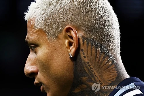 영국 공영방송 BBC는 3일(한국시간) 토트넘 홋스퍼가 제출한 2026-2027시즌 전반기 프리미어리그 25인 선수 명단에 히샬리송의 이름이 포함되지 않았다고 보도했다. 브라질 공격수 히샬리송은 2022년 여름 이적료 6000만 파운드(약 1102억원)에 에버턴을 떠나 토트넘에 합류했지만 지난 4시즌 동안 프리미어리그에서 27골만 기록하며 기대 이하의 활약을 펼쳤다. 연합뉴스