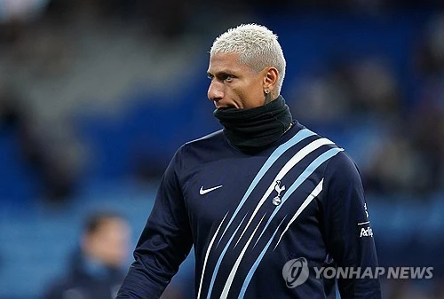 영국 공영방송 BBC는 3일(한국시간) 토트넘 홋스퍼가 제출한 2026-2027시즌 전반기 프리미어리그 25인 선수 명단에 히샬리송의 이름이 포함되지 않았다고 보도했다. 브라질 공격수 히샬리송은 2022년 여름 이적료 6000만 파운드(약 1102억원)에 에버턴을 떠나 토트넘에 합류했지만 지난 4시즌 동안 프리미어리그에서 27골만 기록하며 기대 이하의 활약을 펼쳤다. 연합뉴스