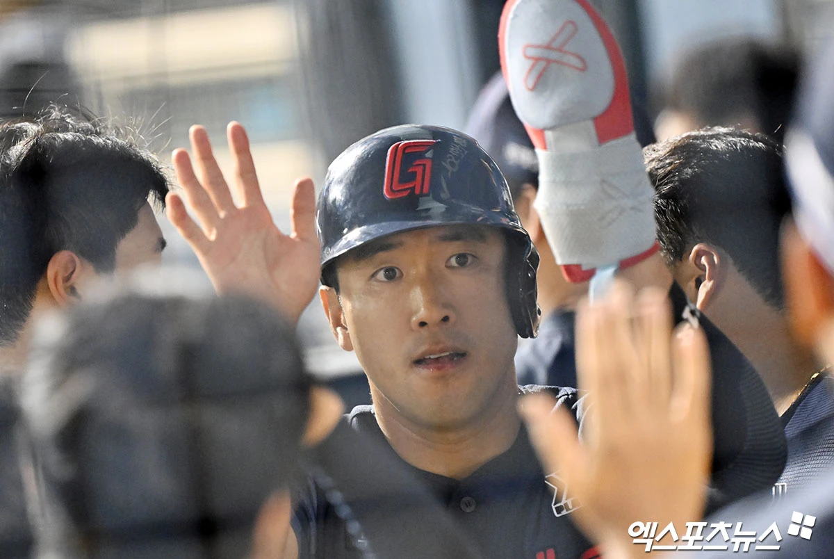 롯데 자이언츠 캡틴 전준우가 4일 경남 김해 상동구장에서 열린 2026 KBO 퓨처스리그 두산 베어스 2군과의 홈 경기에 3번타자로 선발출전, 4타수 1안타 1득점을 기록했다. 사진 엑스포츠뉴스 DB