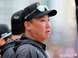 그라운드 바라보는 이범호 감독[포토]