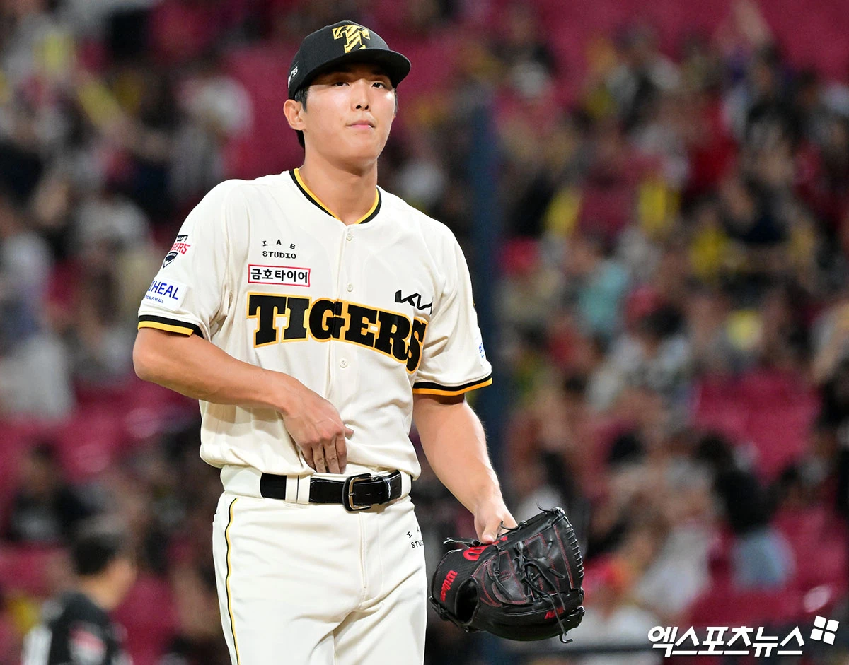 4일 오후 광주기아챔피언스필드에서 열린 '2026 신한 SOL Bank KBO리그' KT 위즈와 KIA 타이거즈의 경기, 9회초 수비를 마친 KIA 이의리가 더그아웃으로 향하고 있다. 광주, 김한준 기자