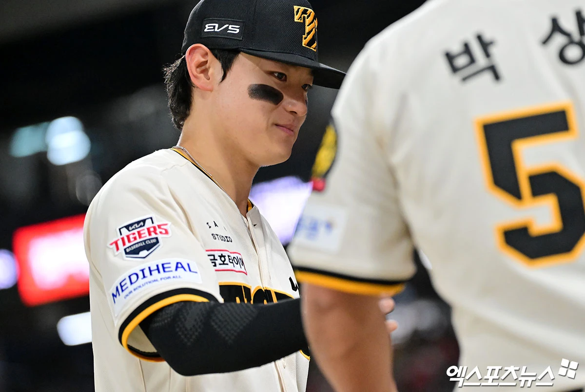 4일 오후 광주기아챔피언스필드에서 열린 '2026 신한 SOL Bank KBO리그' KT 위즈와 KIA 타이거즈의 경기, 5회초 수비를 마친 KIA 김도영이 더그아웃으로 향하고 있다. 광주, 김한준 기자
