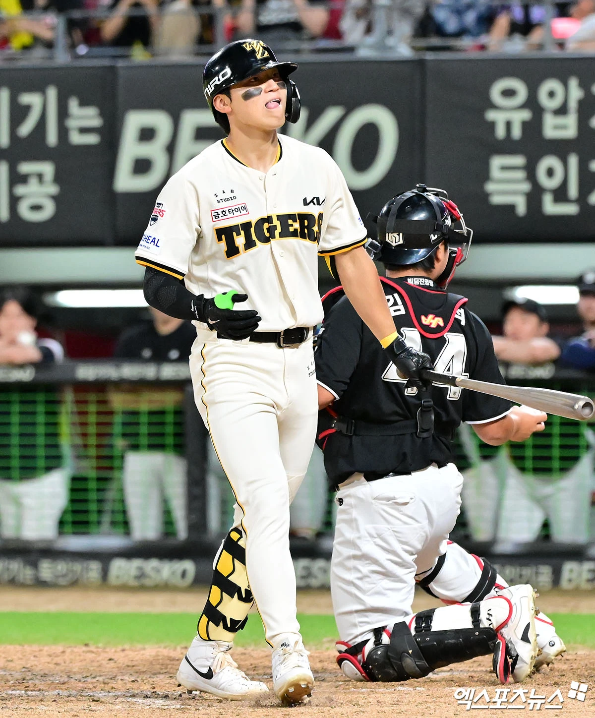 4일 오후 광주기아챔피언스필드에서 열린 '2026 신한 SOL Bank KBO리그' KT 위즈와 KIA 타이거즈의 경기, 8회말 무사 1루 KIA 김도영이 볼넷으로 출루하고 있다. 광주, 김한준 기자