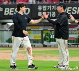 이범호 감독 ‘캡틴 홈런 좋았어’[포토]