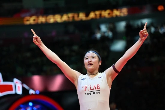 '배드민턴 여제' 안세영은 5일(한국시간) 중국 선전의 선전 아레나에서 열린 2026 BWF 월드투어 중국 마스터즈(슈퍼 750) 준결승에서 야마구치 아카네(일본)을 게임스코어 2-0(21-13 21-15)로 이겼다. 여자단식 세계 1위 안세영은 이날 승리로 올해 참가한 9차례 국제대회 개인전 중 부상으로 기권한 일본 오픈을 제외하고 8차례 결승에 오르는 위업을 달성했다. 앞선 7차례 결승전 중엔 전영 오픈 제외하고 6차례 우승했다. 안세영은 6일 오후 2시 같은 장소에서 세계 9위 미야자키 도모카(일본)와 결승전을 치른다. 연합뉴스