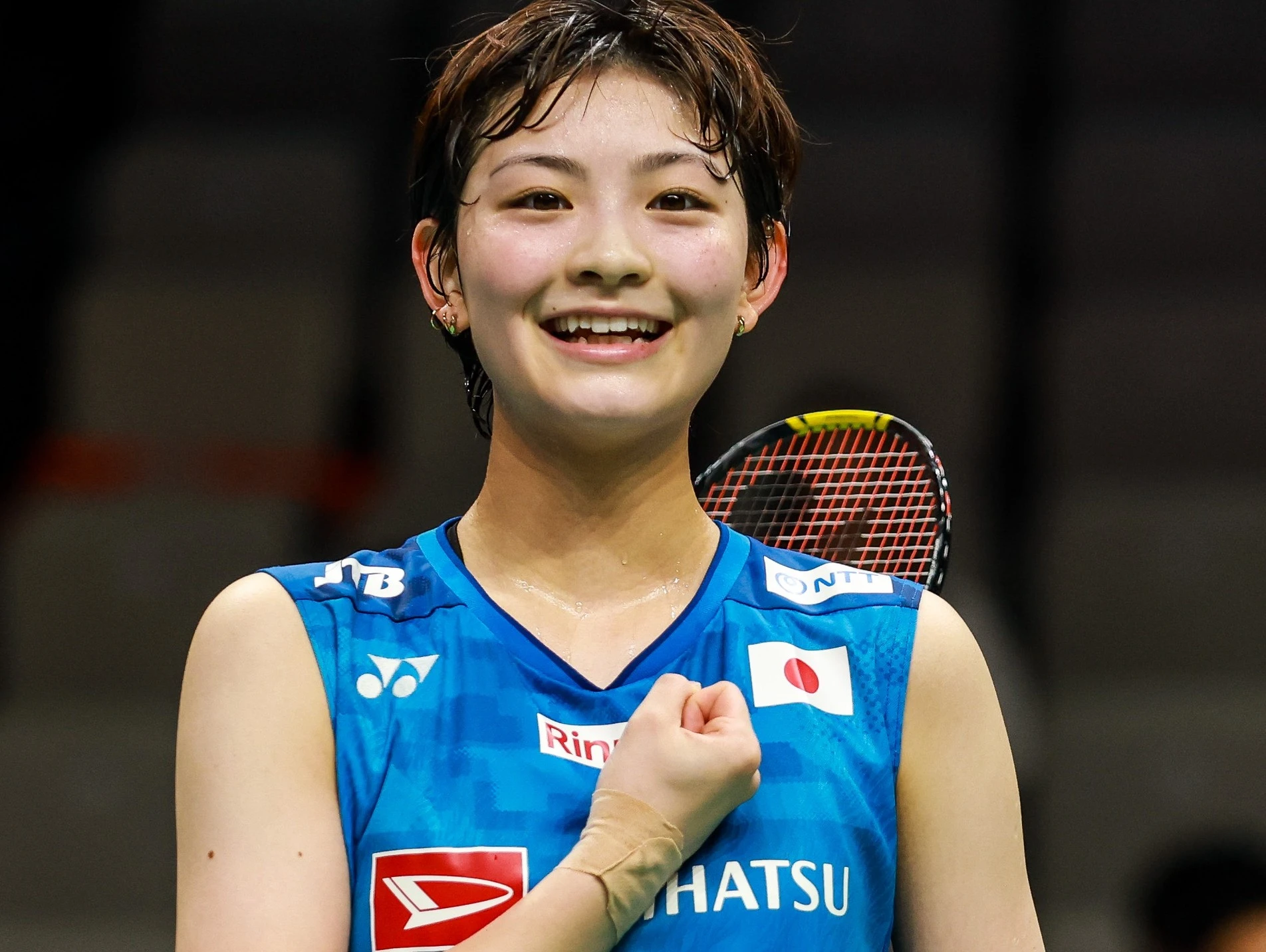 세계 9위 미야자키는 5일 중국 선전의 선전 아레나에서 열린 2026 세계배드민턴연맹(BWF) 중국 마스터즈(슈퍼 750) 여자단식 준결승에서 세계 2위 왕즈이를 맞아 게임스코어 2-0(21-19 23-21)으로 승리했다. 미야자키는 6일 오후 2시 안세영과 트로피를 놓고 다툰다. 중국 마스터즈는 단식 1~15위가 부상이 아닌 경우 의무참가해야 하는 큰 대회다. 미야자키는 그 동안 BWF 월드투어에서 슈퍼 300 두 차례, 슈퍼 100 한 차례 우승이 전부였으나 이번에 슈퍼 500을 넘어 슈퍼 750 대회에 우승하는 기염을 토했다. 연합뉴스