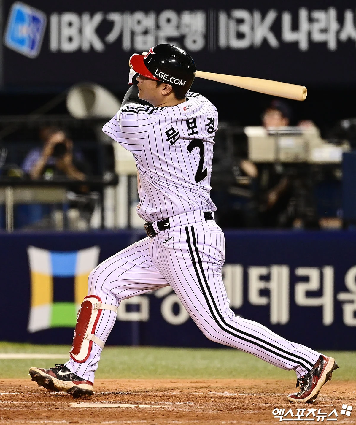 29일 오후 서울 송파구 잠실야구장에서 열린 '2026 신한 SOL Bank KBO리그' 키움 히어로즈와 LG 트윈스의 경기, 5회말 1사 LG 문보경이 키움 투수 김선기 상대로 솔로 홈런을 치고 있다. 엑스포츠뉴스 DB