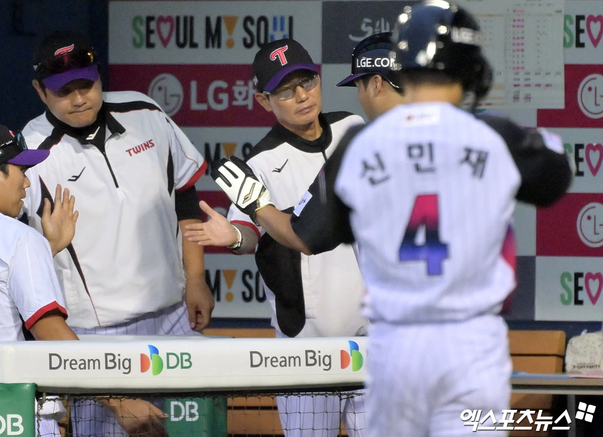 17일 오후 서울 송파구 잠실야구장에서 열린 '2026 신한 SOL Bank KBO리그' KT 위즈와 LG 트윈스의 경기, 5회말 2사 1,3루 LG 문보경이 박동원의 1타점 적시타때 득점에 성공하고 있다. 엑스포츠뉴스 DB