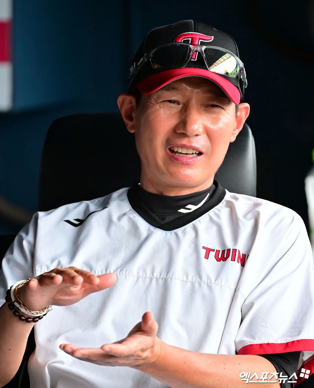 15일 오후 서울 송파구 잠실야구장에서 열리는 '2026 신한 SOL Bank KBO리그' SSG 랜더스와 LG 트윈스의 경기, LG 염경엽 감독이 취재진과 대화를 나누고 있다. 엑스포츠뉴스 DB