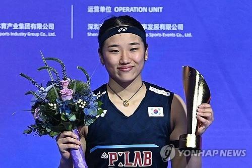 배드민턴 여자 단식 최강 안세영(삼성생명)이 세계배드민턴연맹(BWF) 월드투어 슈퍼 750 '절대 강자'로 올라섰다. 통산 슈퍼 750 우승을 16회로 늘리며 안세영을 제외한 현역 여자 단식 우승자들의 타이틀을 모두 합친 숫자까지 넘어섰다. 천위페이 6회와 야마구치 5회, 왕즈이, 인타논, 신두, 오쿠하라의 각 우승 횟수를 더하면 15회다. 안세영 한 명의 16회에 미치지 못한다. 연합뉴스