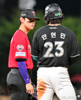 3루에서 만난 김도영과 안현민[포토]