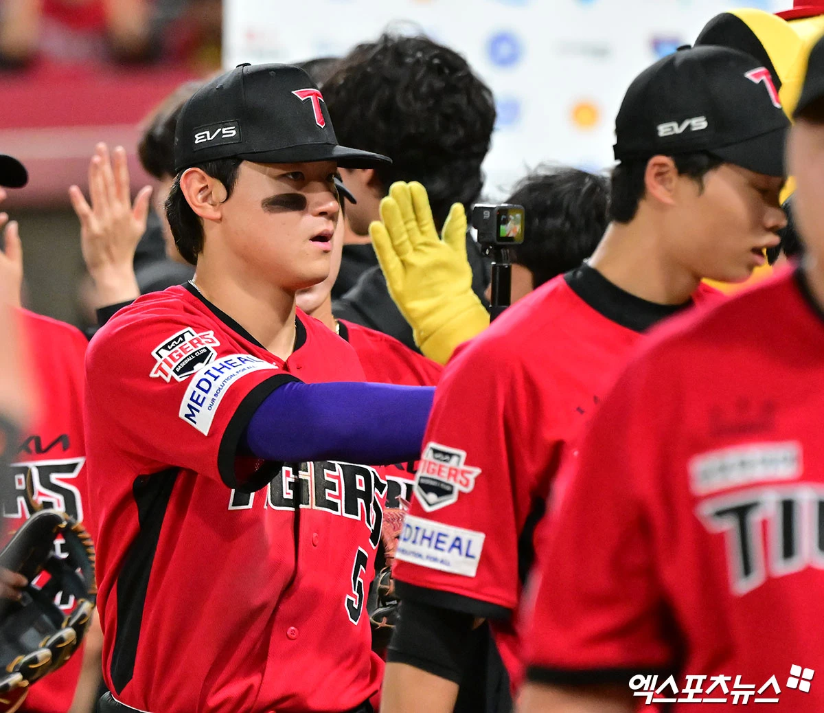 6일 오후 광주기아챔피언스필드에서 열린 '2026 신한 SOL Bank KBO리그' KT 위즈와 KIA 타이거즈의 경기, KIA가 KT에 8:3 승리를 거두며 주말 3연전을 싹쓸이했다. 이날 경기에서 승리한 KIA 김도영이 하이파이브를 하고 있다. 광주, 김한준 기자
