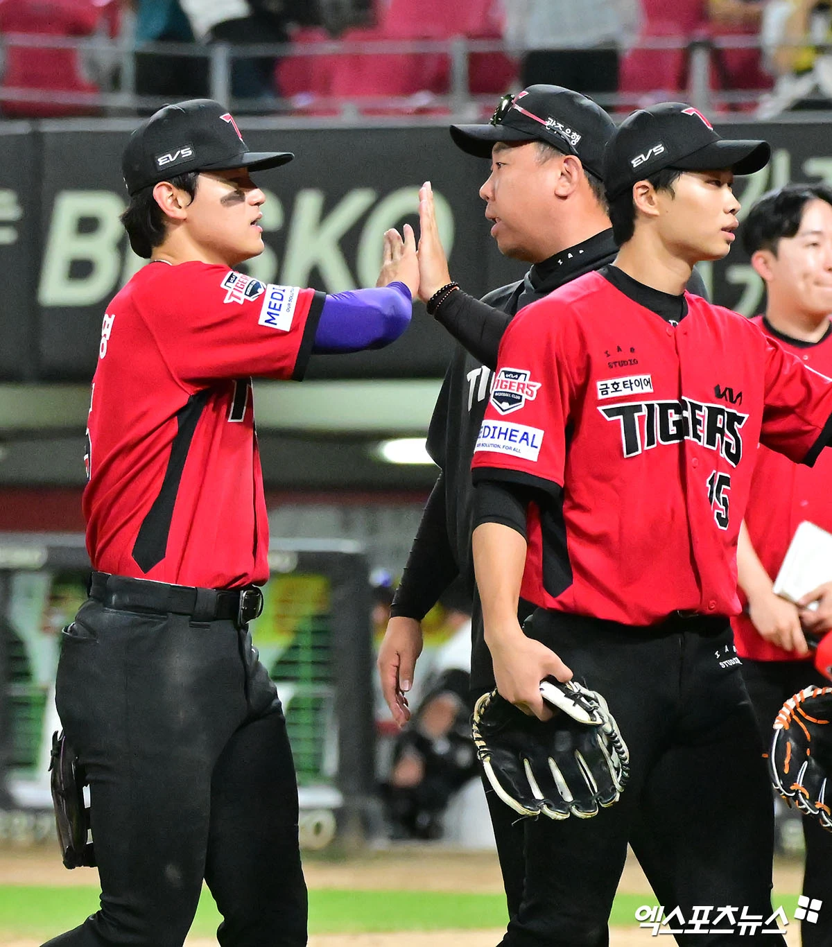 6일 오후 광주기아챔피언스필드에서 열린 '2026 신한 SOL Bank KBO리그' KT 위즈와 KIA 타이거즈의 경기, KIA가 KT에 8:3 승리를 거두며 주말 3연전을 싹쓸이했다. 이날 경기에서 승리한 KIA 이범호 감독이 선수들과 하이파이브를 하고 있다. 광주, 김한준 기자