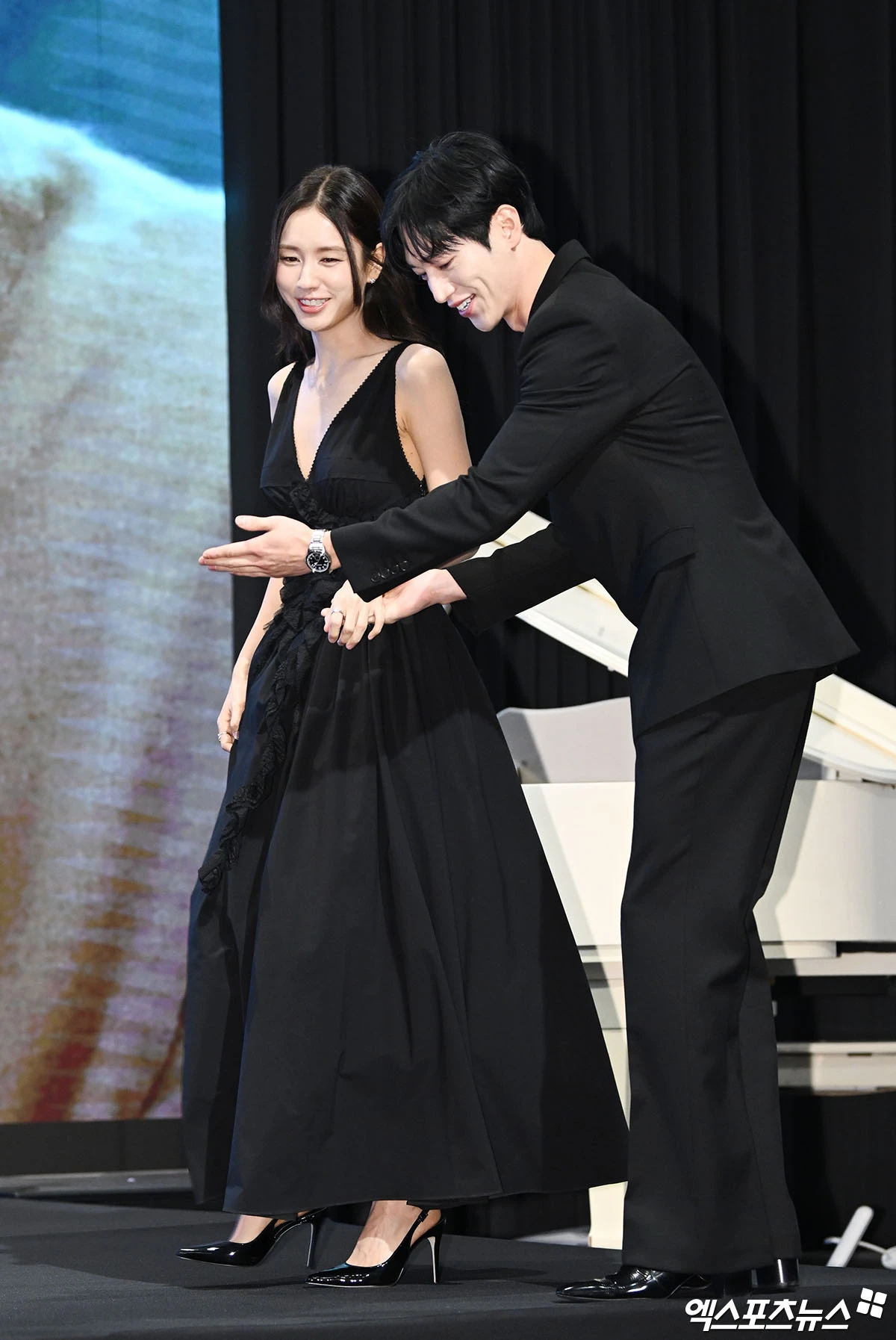 서강준 에스코트 받으며 등장
