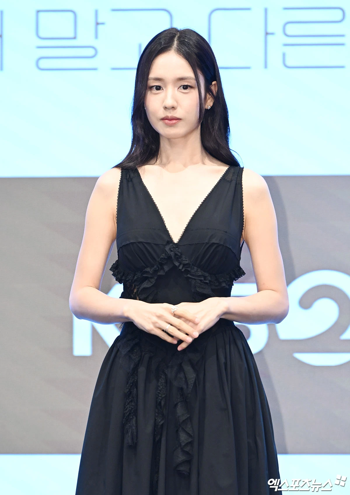 물 고일 듯 깊게 파인 쇄골